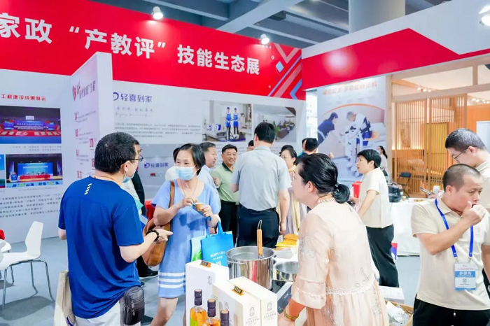 轻喜到家亮相2024广东家博会Bwin必赢获评年度领军企业(图5)