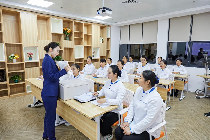 轻喜到家亮相2024广东家博会Bwin必赢获评年度领军企业(图7)