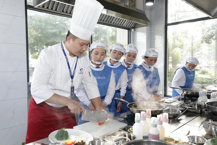 轻喜到家亮相2024广东家博会Bwin必赢获评年度领军企业(图8)