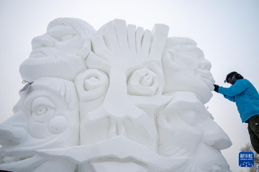 芳容初露雪雕Bwin必赢高手“冰城”秀技(图4)