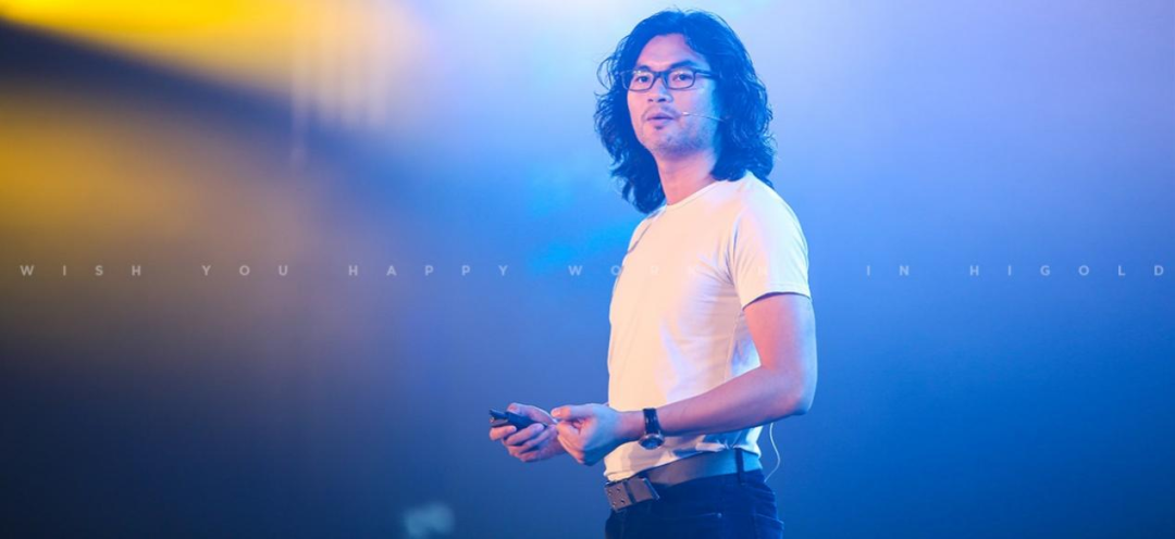 佛山兄妹IPO敲钟320亿