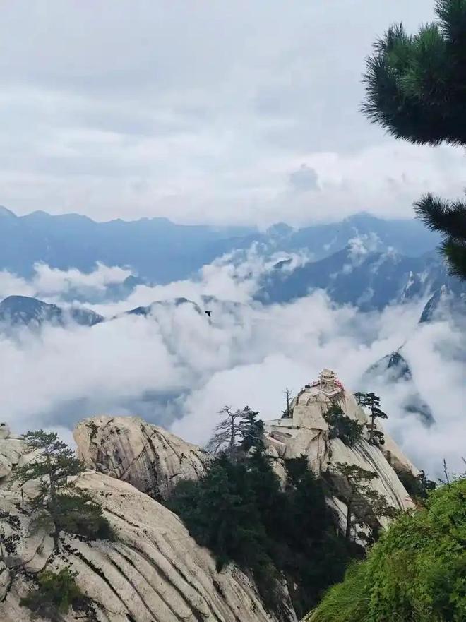 必赢为证明中国人胆小英国博主挑战攀登华山栈道结果惨遭打脸(图7)